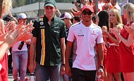 Гран При Италии 2012 г. Воскресенье 9 сентября гонка Виталий Петров Caterham F1 Team и Льюис Хэмилтон Vodafone McLaren Mercedes
