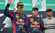 Гран При Малайзии 2013г. Воскресенье 24 марта гонка Марк Уэббер, Себастьян Феттель Red Bull Racing и Льюис Хэмилтон Mercedes AMG Petronas