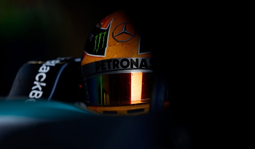Льюис Хэмилтон считает, что его команде необходимо добиться прогресса при работе с болидом