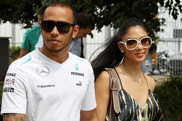 Гран При Малайзии 2013г. Воскресенье 24 марта гонка Льюис Хэмилтон Mercedes AMG Petronas и Николь Шерзингер