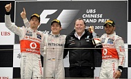 Гран При Китая  2012 г  воскресенье 15 апреля  Дженсон Баттон Vodafone McLaren Mercedes, победитель гонки Нико Росберг Mercedes AMG Petronas и Льюис Хэмилтон Vodafone McLaren Mercedes
