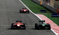 Гран При Бахрейна 2013г. Воскресенье 21 апреля гонка Жюль Бьянки Marussia F1 Team и Шарль Пик Caterham F1 Team