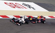 Гран При Бахрейна  2012 г  воскресенье 22 апреля Камуи Кобаяси Sauber F1 Team и Марк Уэббер Red Bull Racing