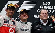 Гран При Китая  2012 г  воскресенье 15 апреля  Дженсон Баттон Vodafone McLaren Mercedes и Гран При Китая  2012 г  воскресенье 15 апреля  победитель гонки Нико Росберг Mercedes AMG Petronas